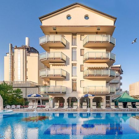 Universal Hotel 체르비아 외부 사진