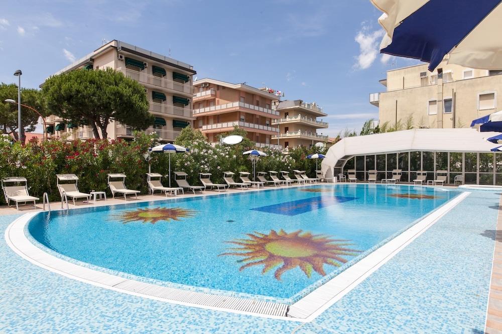 Universal Hotel 체르비아 외부 사진