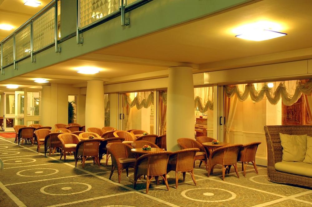 Universal Hotel 체르비아 외부 사진