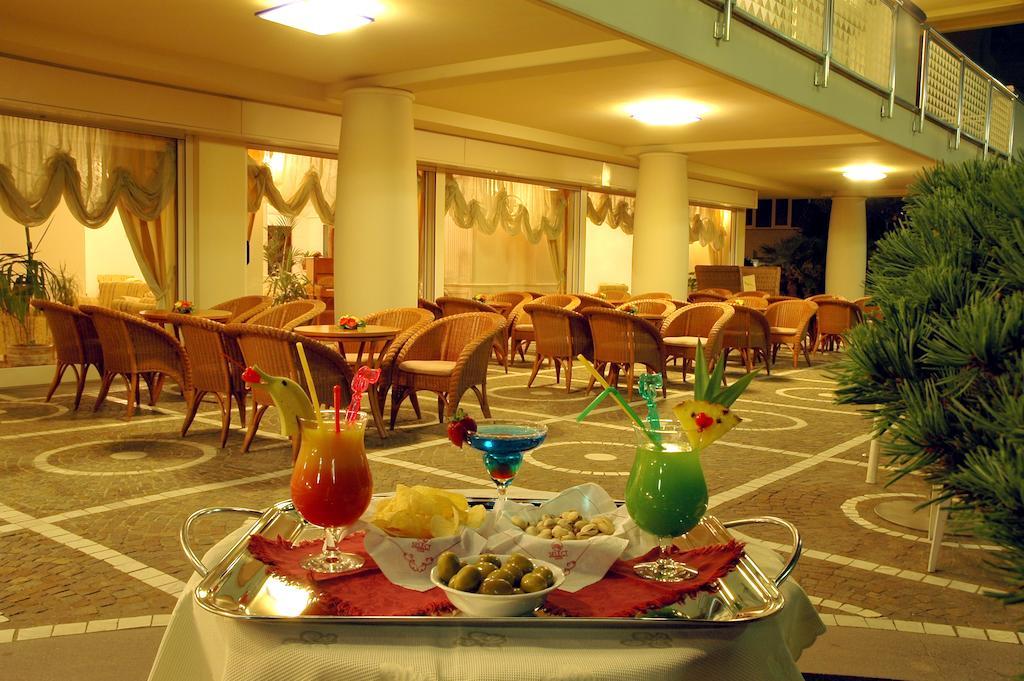 Universal Hotel 체르비아 외부 사진