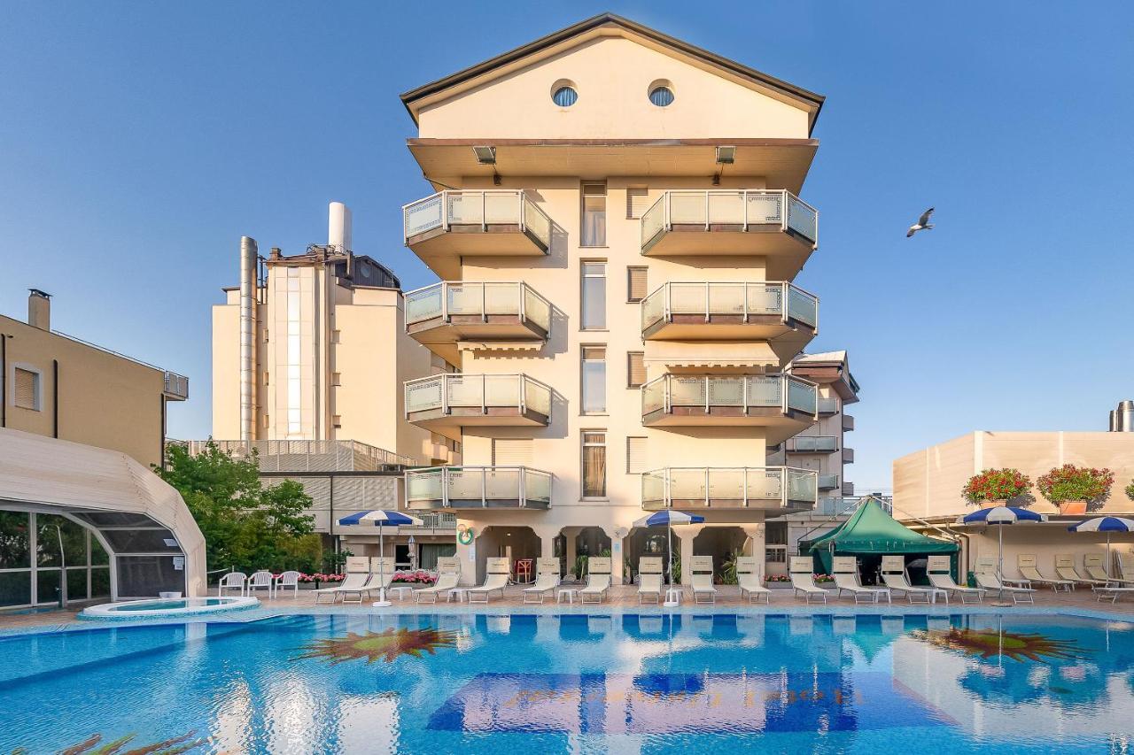 Universal Hotel 체르비아 외부 사진