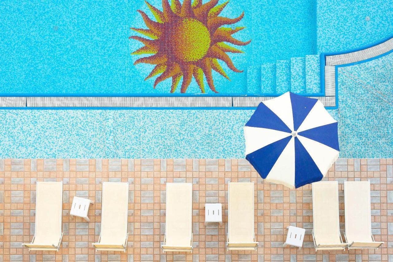 Universal Hotel 체르비아 외부 사진