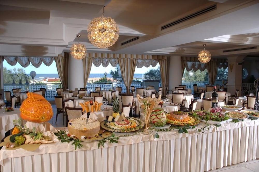 Universal Hotel 체르비아 외부 사진