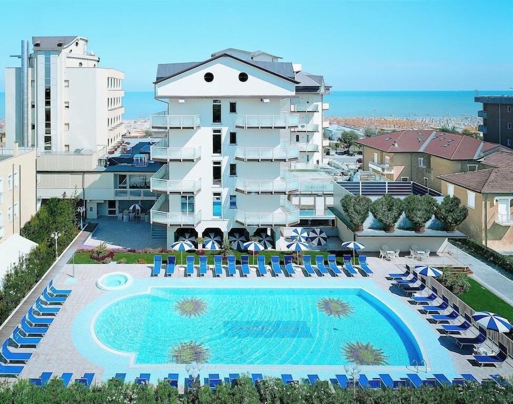 Universal Hotel 체르비아 외부 사진