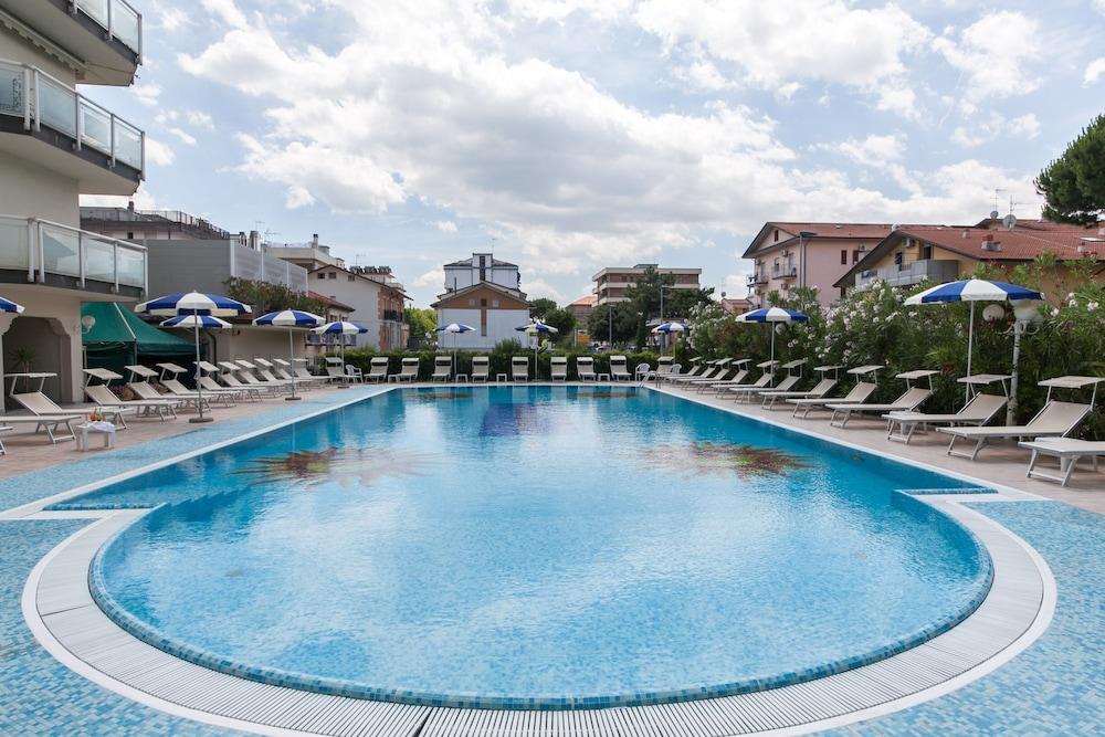 Universal Hotel 체르비아 외부 사진