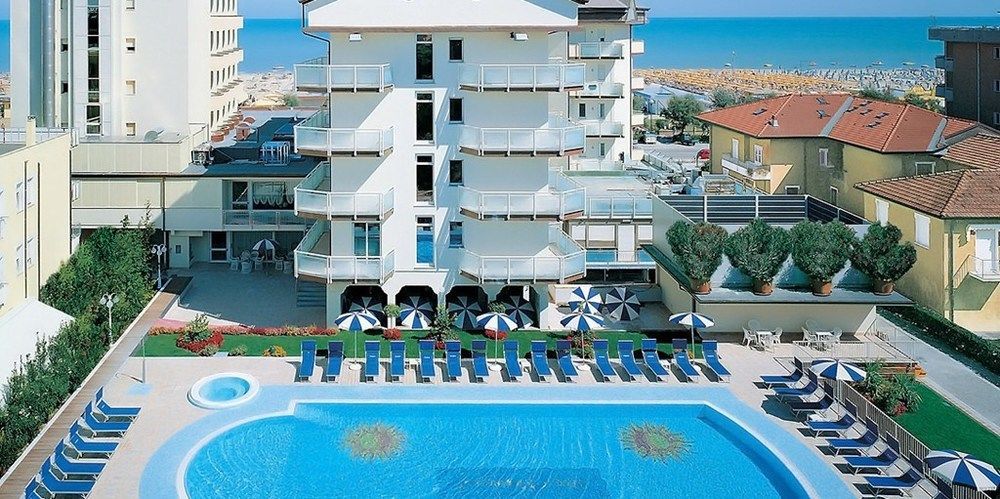 Universal Hotel 체르비아 외부 사진